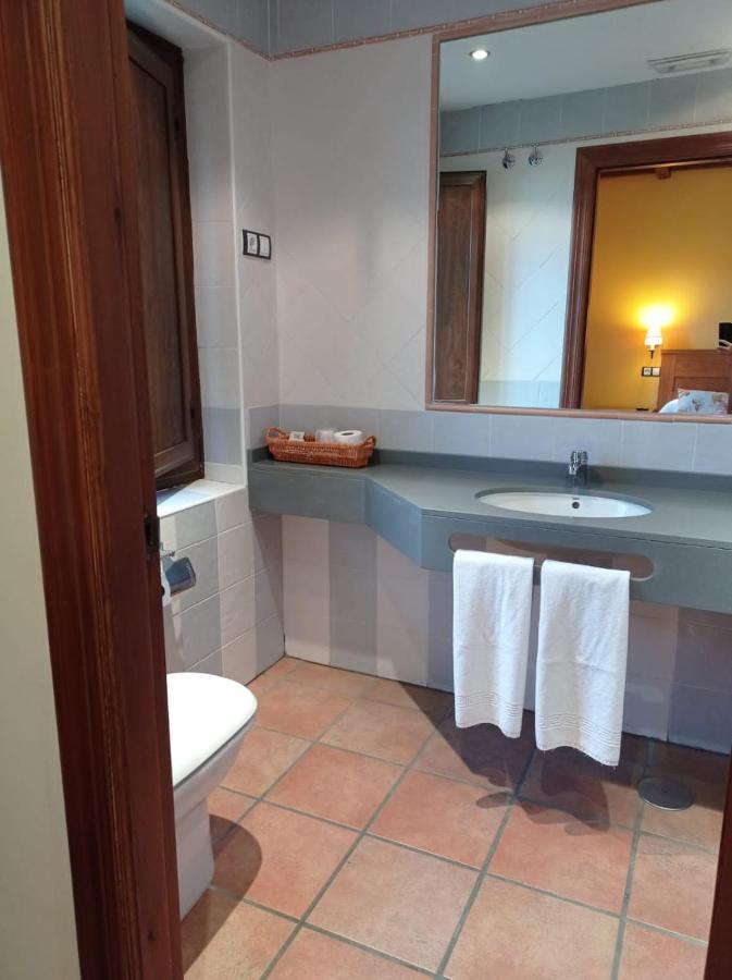 El Cuartel De Lugueros Hotel Eksteriør billede